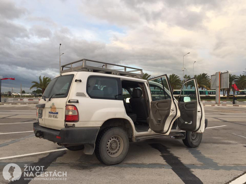 Fotoreport z cesty napříč Tuniskem – Toyota LandCruiser na letišti, letiště Tunis, Tunisko.