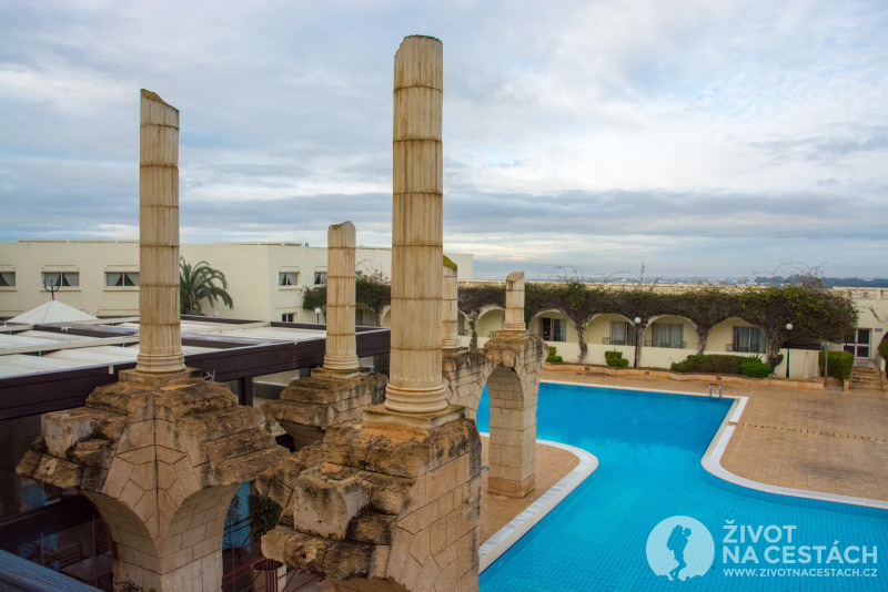 Pohled na bazén a stylovou výzdobu ve stylu Kartága v hotelu Golden Tulip, Tunis.
