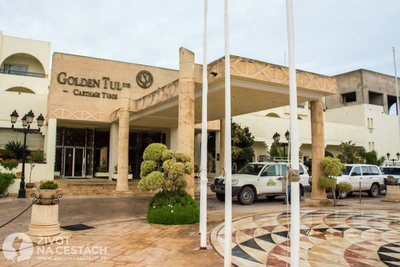 Fotoreport z cesty napříč Tuniskem – Toyoty LandCruiser seřazené před hotelem Golden Tulip v Tunisu, Tunisko