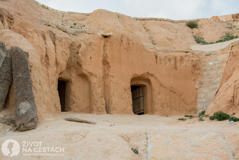 Fotoreport z cesty napříč Tuniskem – Obydlí troglodytů jsou vydlabaná ve skalách.