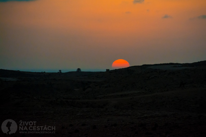 Fotoreport z cesty napříč Tuniskem – Při odjezdu z Matmaty se nám podařilo zahlédnout takto krásný západ slunce.