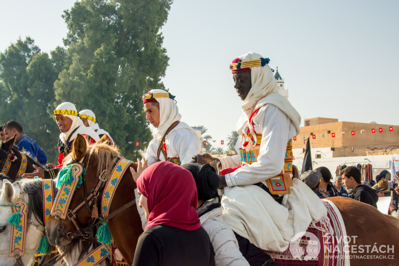 Fotoreport z cesty napříč Tuniskem – Zahájení 49. ročníku Mezinárodního festivalu Sahary na náměstí v Douz, Tunisko.