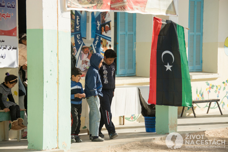 Fotoreport z cesty napříč Tuniskem – Místní školáci o přestávce v klidu postávají nebo posedávají kolem třídy.