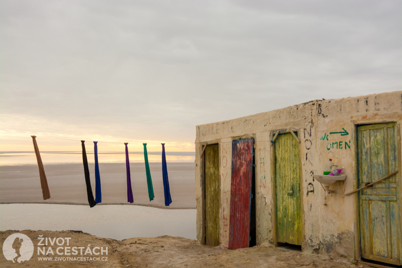 Fotoreport z cesty napříč Tuniskem – Je to zvláštní, ale tyto luxusně vyzdobené toalety se přítomným dámám příliš nezamlouvaly. :-)