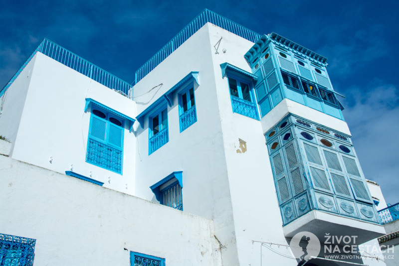 Fotoreport z cesty napříč Tuniskem – Krásné domy v Sidi bou Said barevně ladí s krásnou oblouhou i mořem na pozadí.
