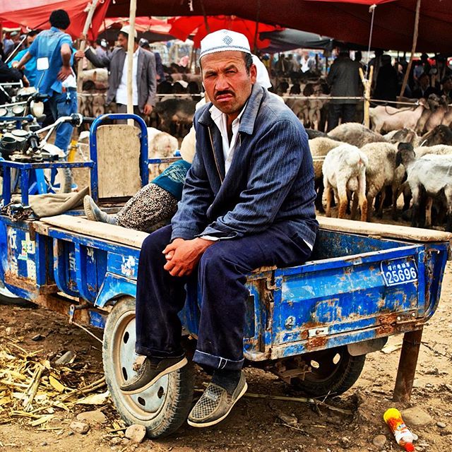Ujgurský muž na zvířecím trhu v Kašgaru.