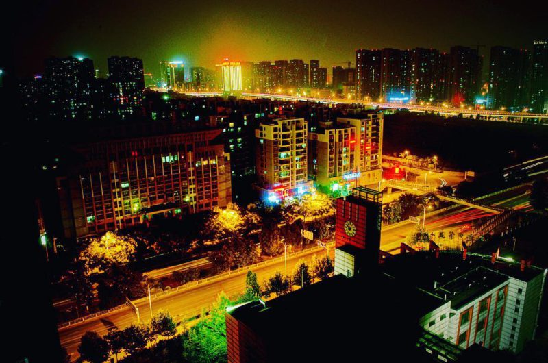 Hefei v noci: pohled z mého apartmánu, kde jsem zůstal v prvních dvou týdnech ve městě.
