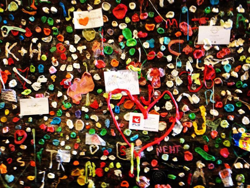Tisíce a tisíce žvýkaček a vzkazů, zakrývajících celou zeď. Post Alley Gum Wall, Seattle.