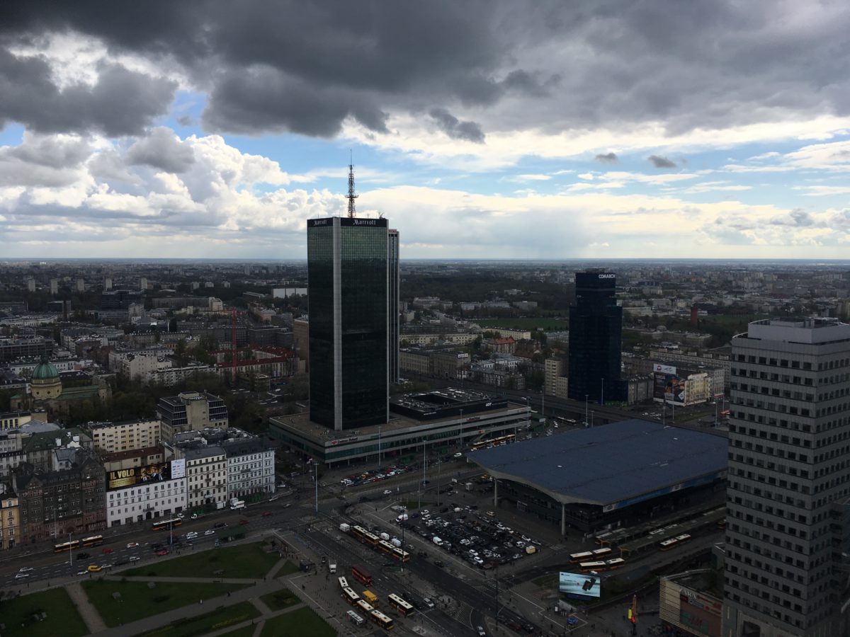 Výhled z terasy paláce - vpravo nádraží Warszawa Centralna