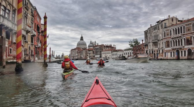 Jak si netradičně užít Benátky a vyhnout se davům turistů? Na kajaku!