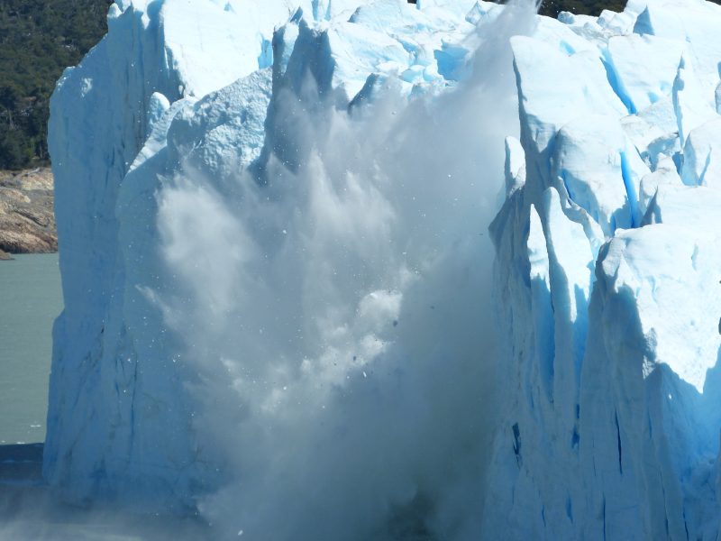 Padající kusy z ledovce Perito Moreno.