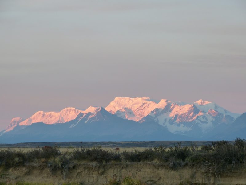 Na Jawě napříč Jižní Amerikou – Až na konec světa! Ranní pohled na hory od El Calafate.