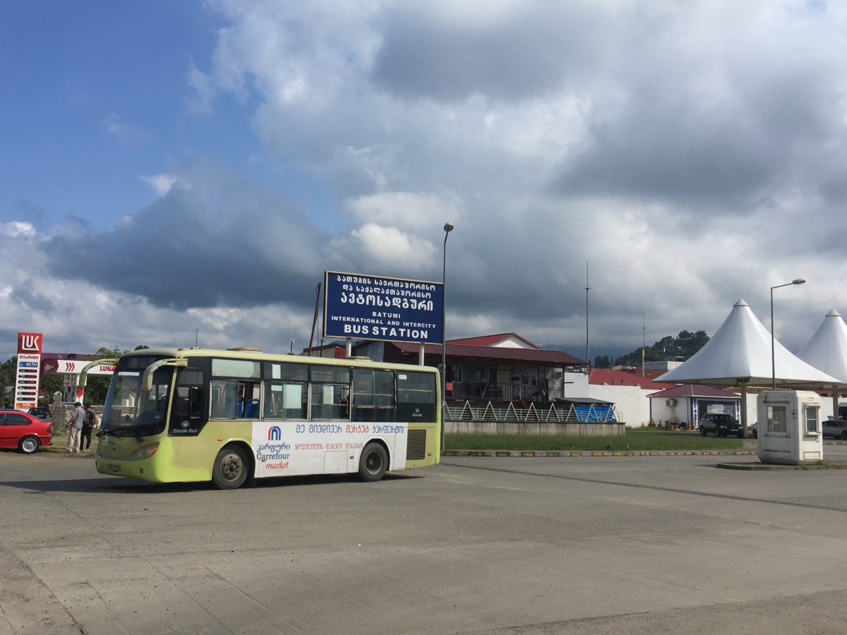 Vjezd na autobusové nádraží v Batumi pro dálkové a mezinárodní spoje