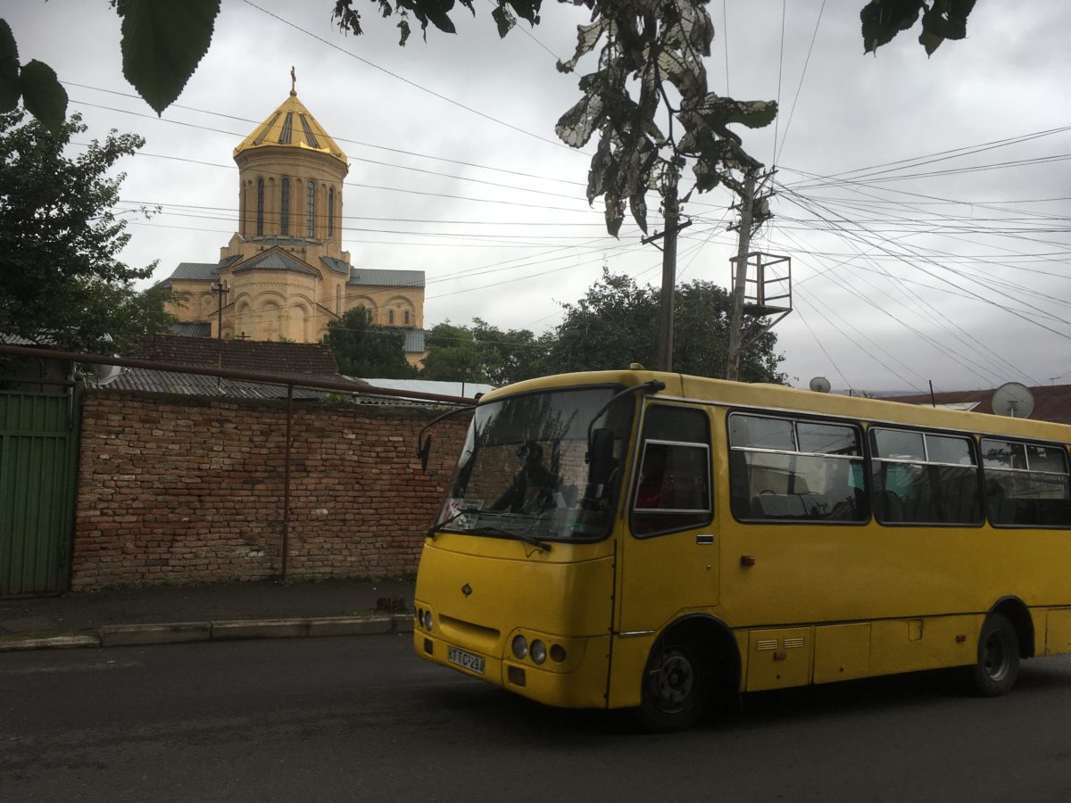 Místní bus v Tbilisi