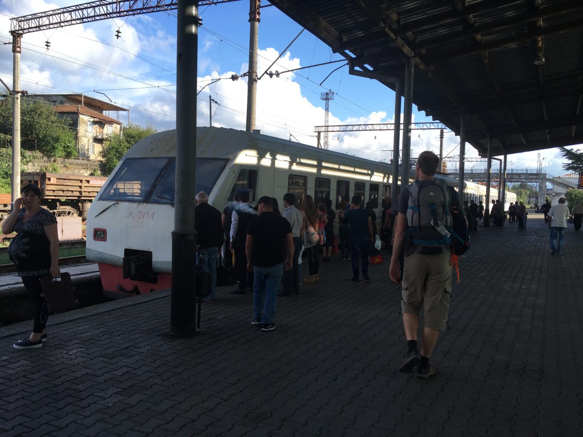 Vlak z Kutaisi do Batumi – cesta trvá cca 4 hodiny