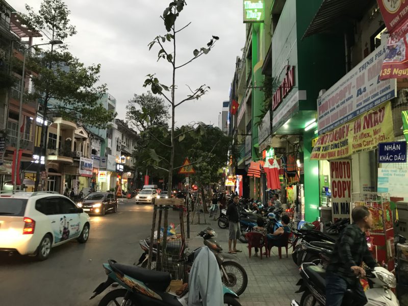 Typická saigonská ulice s obchody.