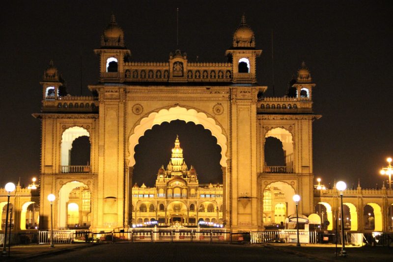 Jedna z bran paláce a za ní samotný Mysore Palace