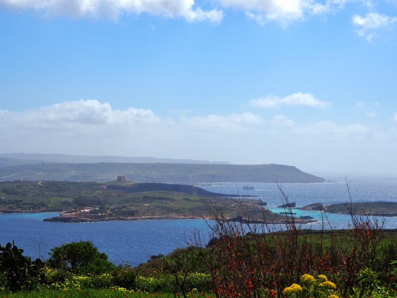 Výhled na Comino a Maltu. Qala, Gozo.