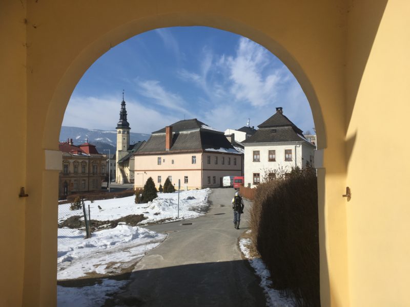 Kolem měšťanských domů ke staroměstské radnici