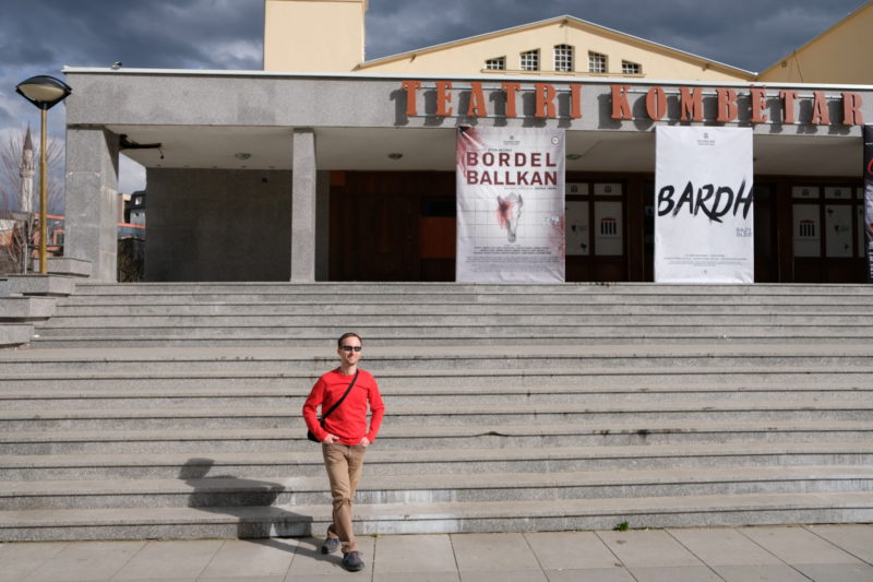 Národní divadlo v Prištině – zrovna byl na programu Bordel Ballkan