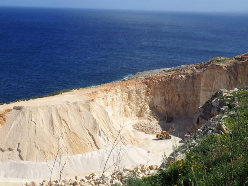 Kamenolom na východě ostrova Gozo.