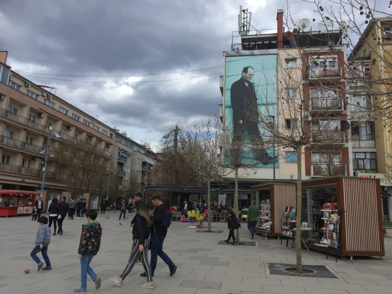 Na hlavní pěší zóne, Priština, Kosovo