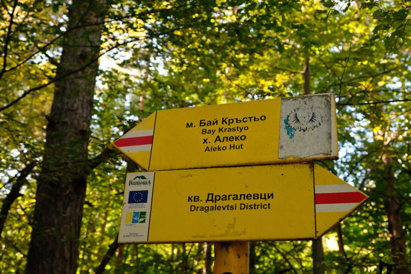 Značení v pohoří Vitosha. Jdeme ze sofijské čtvrti Dragalevtsi na chatu Aleko Hut