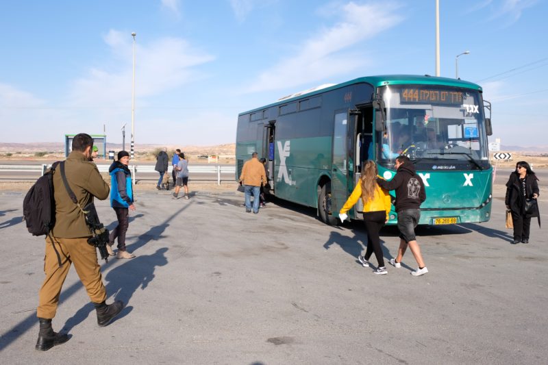 Celkem častý obrázek: v autobuse s vámi pojede nějaký voják se zbraní, tento měl namířeno do Jeruzaléma