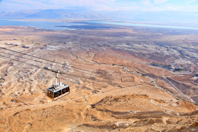 Lanovkou na pevnost Masada, v pozadí Mrtvé moře