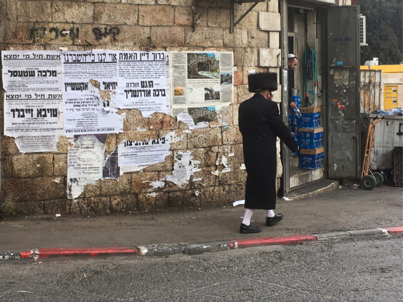 Ve čtvrti Mea Sharim - plakáty plní funkci novin, místní si tady přečtou, co je nového