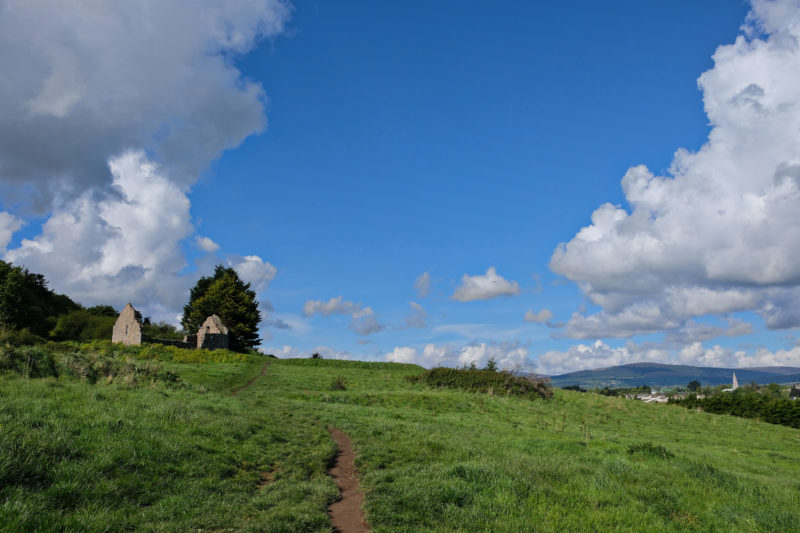 Při výstupu na Bray Head (vlevo zřícenina kostelíka)