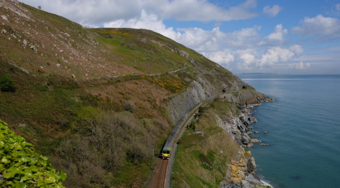 Krásný pobřežní trail nedaleko Dublinu